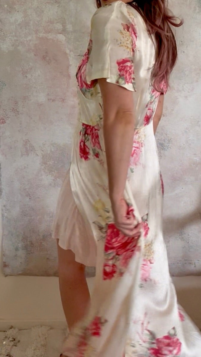 x SOLD x Dress 1930s Rose Silk House Coat