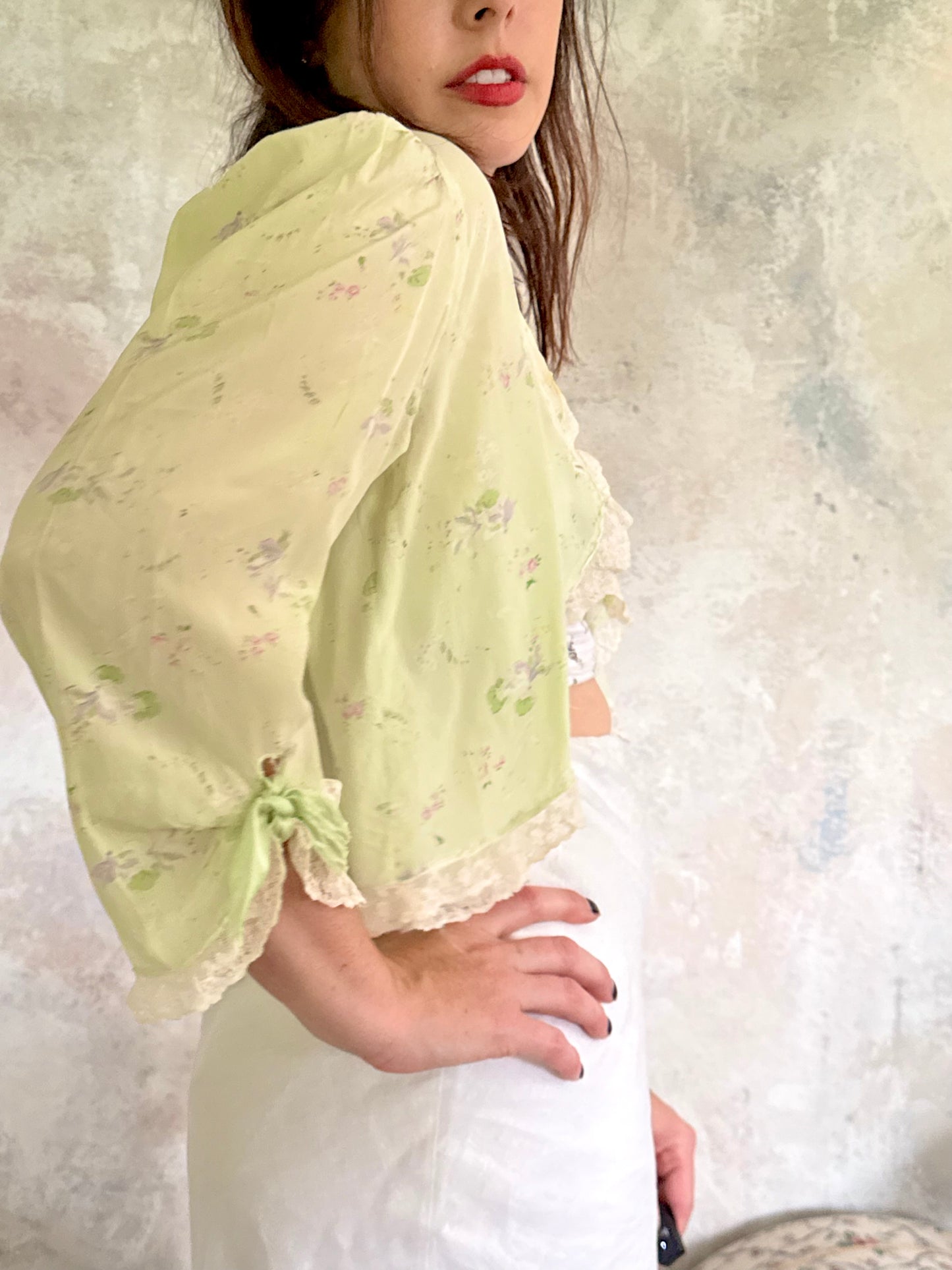 x SOLD x Top 1930s Green Floral Blouse
