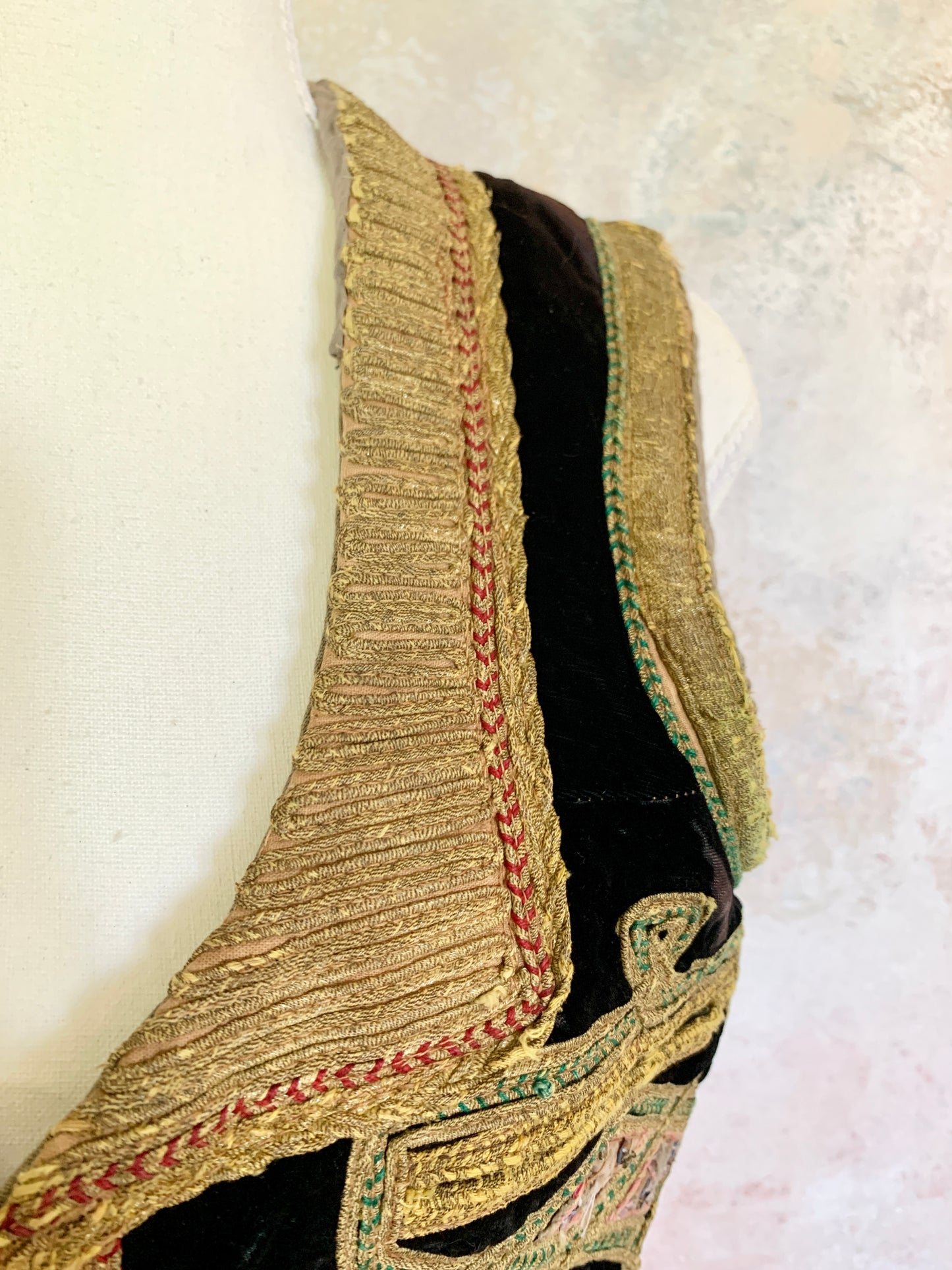 x SOLD x Top Embroidered Velvet Bohemian Vest