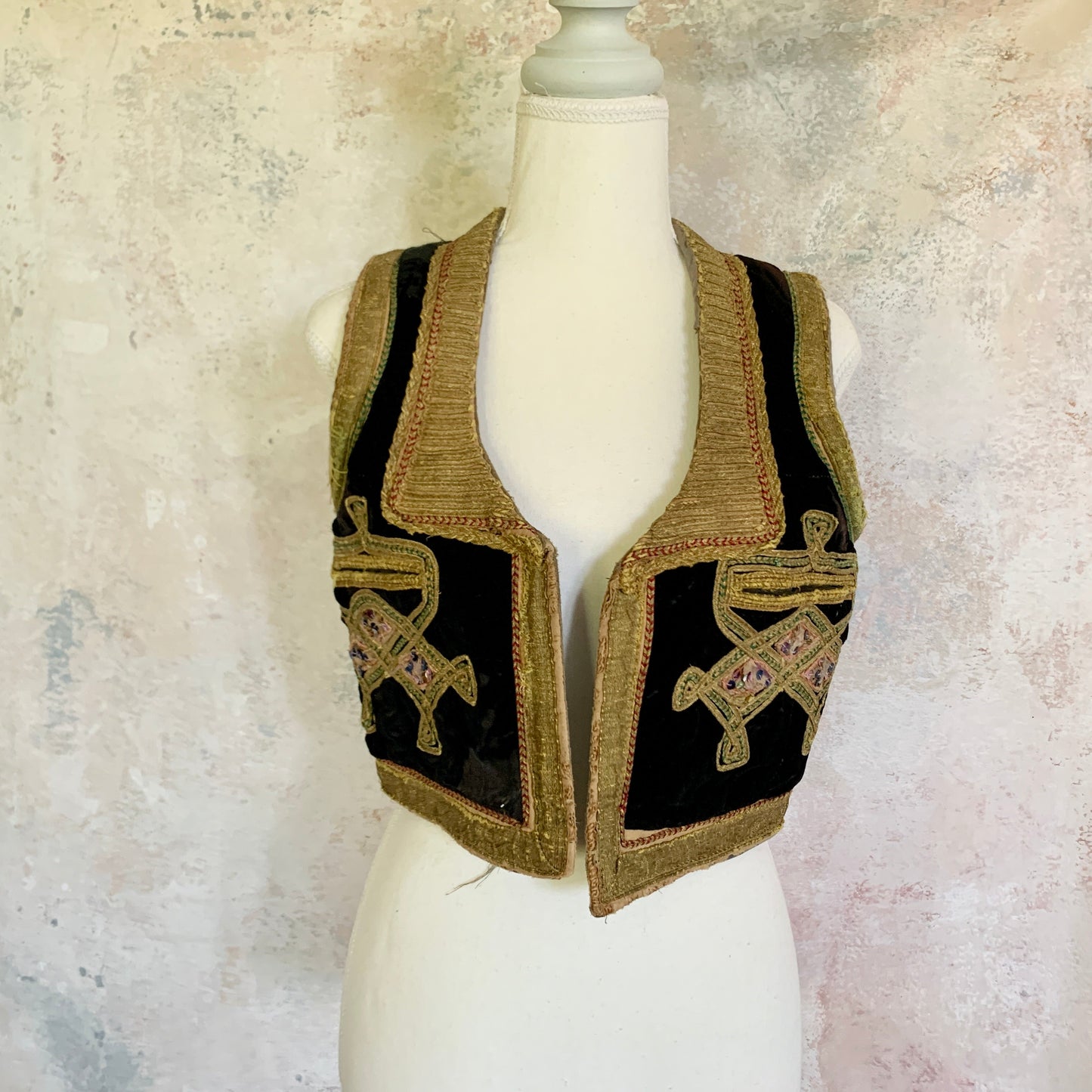 x SOLD x Top Embroidered Velvet Bohemian Vest