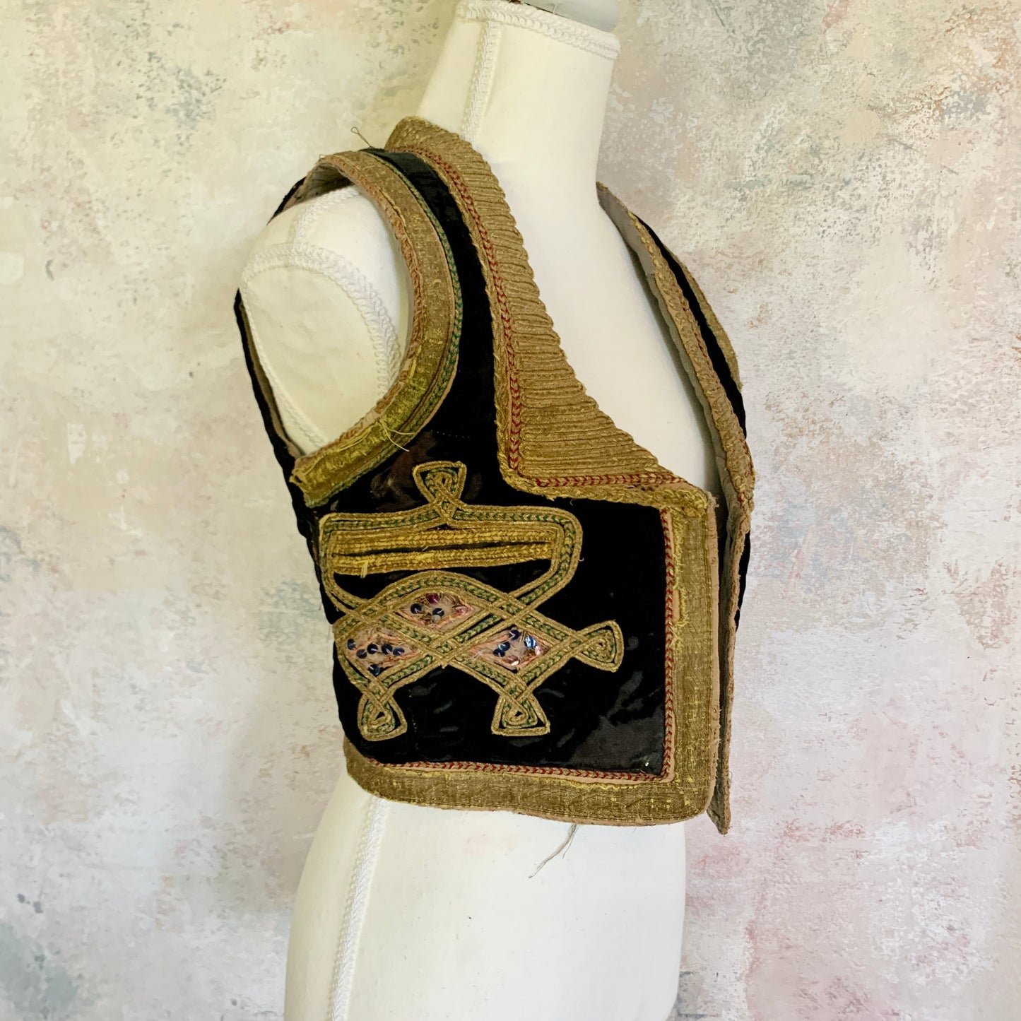 x SOLD x Top Embroidered Velvet Bohemian Vest