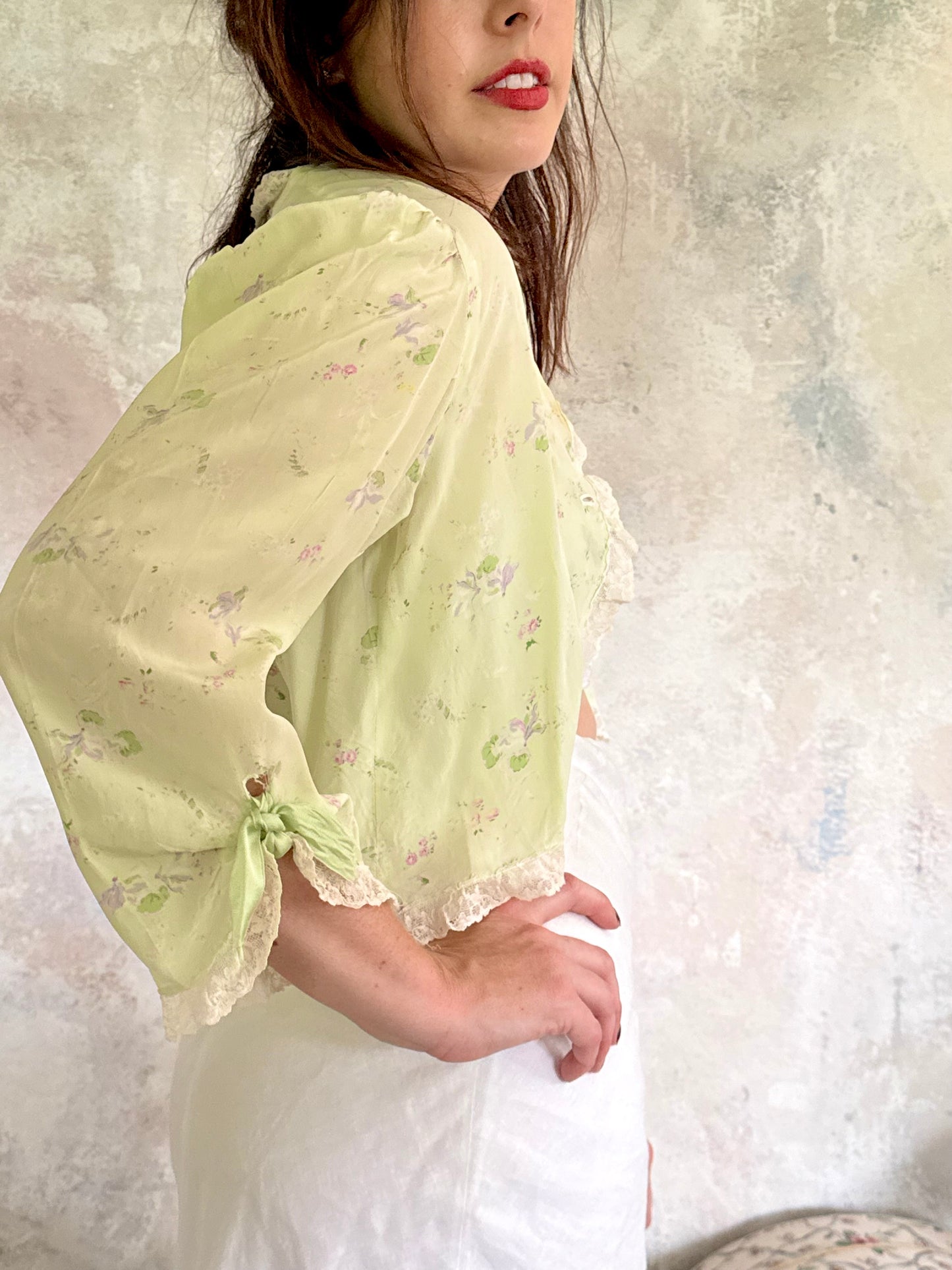 x SOLD x Top 1930s Green Floral Blouse