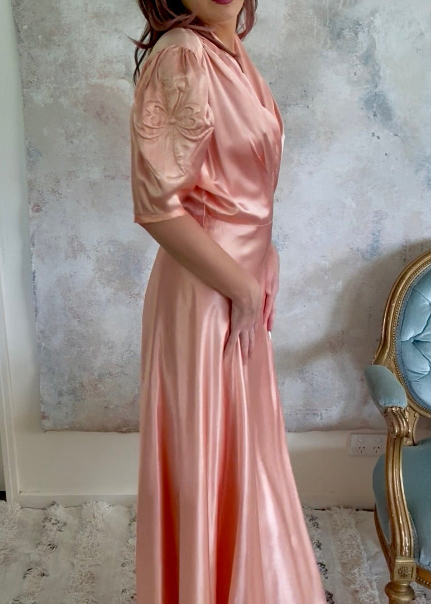 x SOLD x Dress 1940s Peach Silk Trapunto Gown