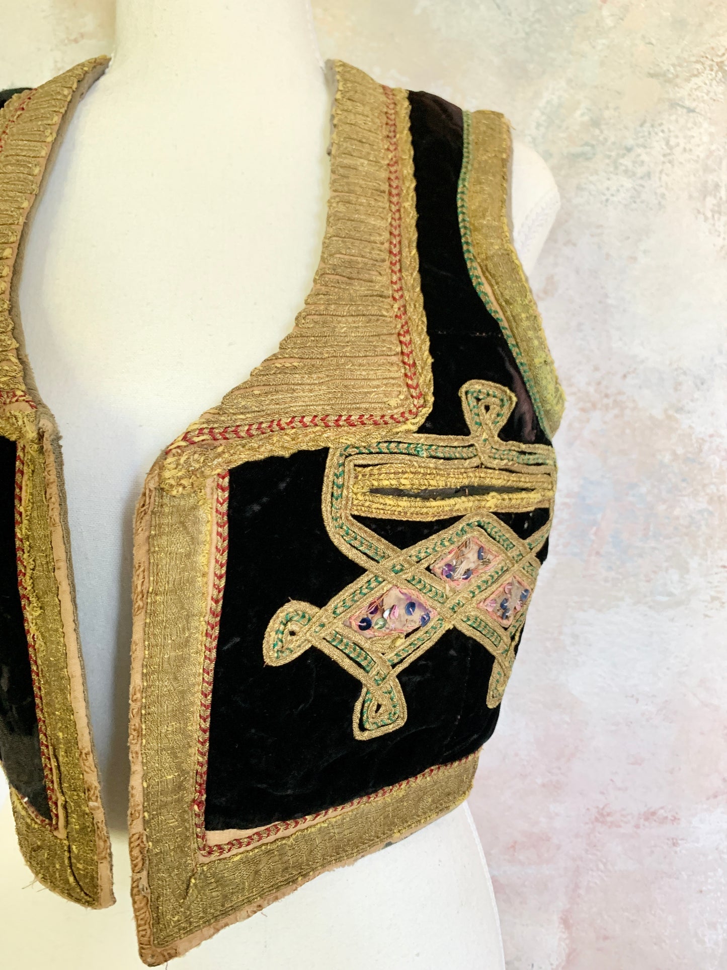 x SOLD x Top Embroidered Velvet Bohemian Vest